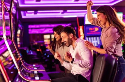 f61111 Live Baccarat ကတ်ဂိမ်း Dealer နှင့်ကစားနေသောမြင်ကွင်း